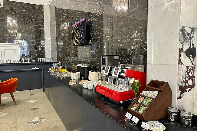 На железнодорожном вокзале Екатеринбурга появился зал ожидания с мягкими креслами и шведским столом