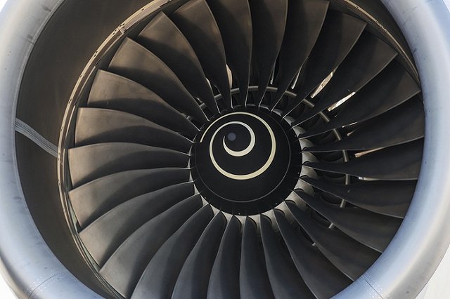 У самолета в воздухе взорвался двигатель