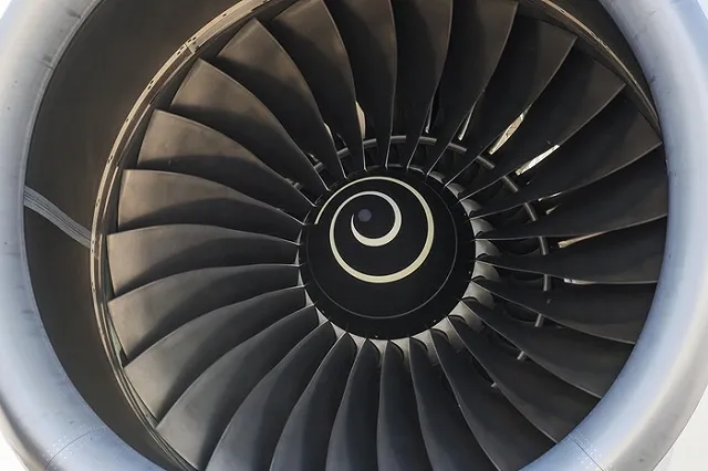 У самолета в воздухе взорвался двигатель