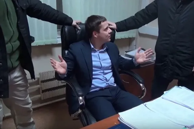 В квартире чиновника МУГИСО во время второго обыска нашли заряженный карабин