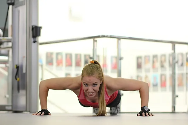 Кафе предложило расплачиваться за еду приседаниями и отжиманиями