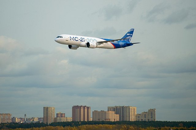 Стюардеса выпала из самолета во время взлета