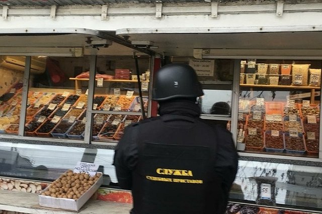 В Екатеринбурге снесли нелегальный продуктовый киоск