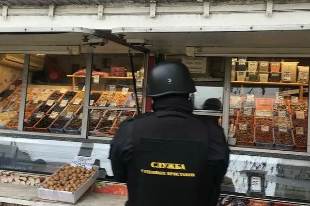 В Екатеринбурге снесли нелегальный продуктовый киоск