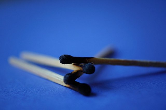 Россиянка обвинила воспитательницу языкового центра в тушении спичек об руки детей