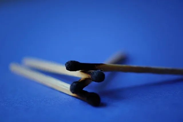 Россиянка обвинила воспитательницу языкового центра в тушении спичек об руки детей