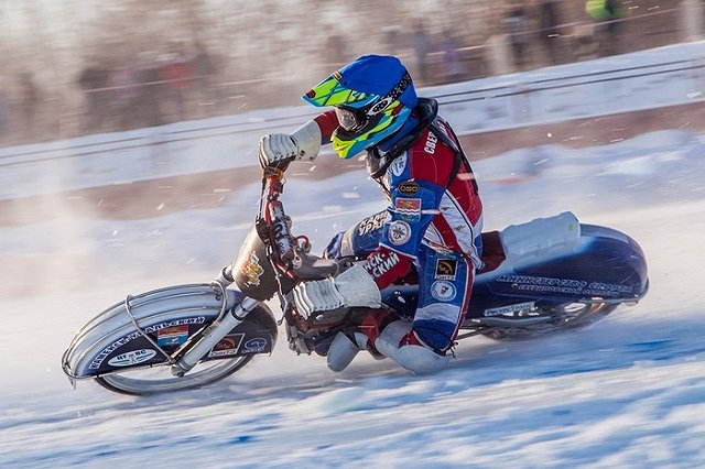 «Эти мотоциклы не оснащены тормозами». Два гонщика по спидвею на льду столкнулись на Урале