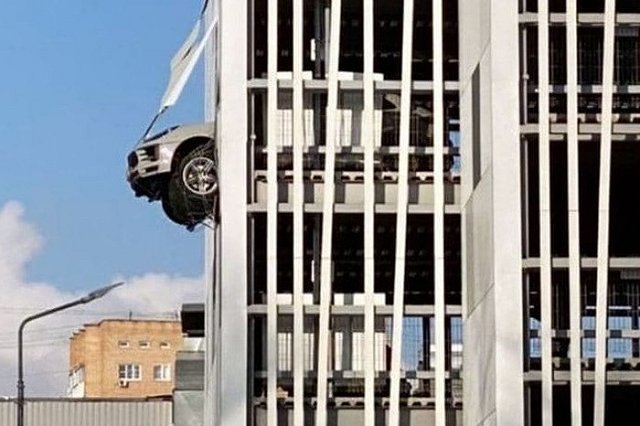 Неудачная парковка: в Москве водитель пробил стену многоуровневого паркинга