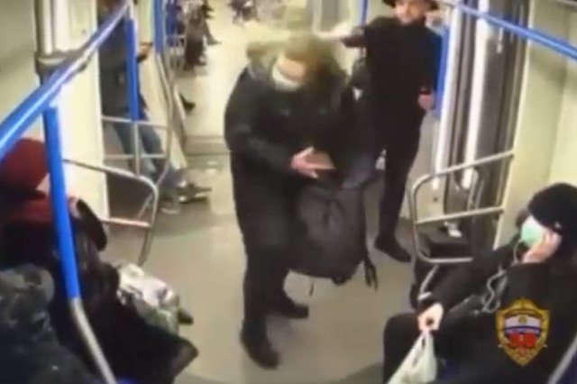 В метро бродячий музыкант избил пассажира, попросившего его не фальшивить — видео