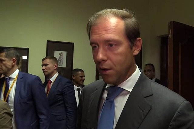 Денис Мантуров призвал россиян привыкать есть мясо из личинок