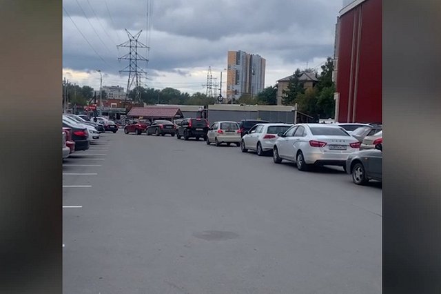 В Екатеринбурге на выезде из ТРЦ образовалась огромная пробка