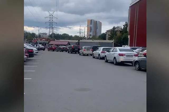 В Екатеринбурге на выезде из ТРЦ образовалась огромная пробка