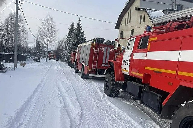 Пожарный расчет колонии в Старых Решетах помог местным жителям отстоять дома от огня (ФОТО)