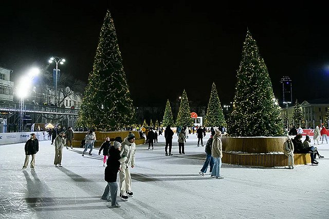 В Екатеринбурге урезали время сеанса катания на льду площади 1905 года