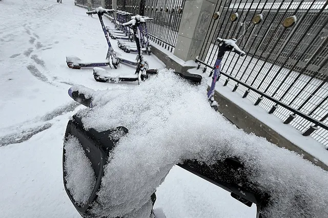 Сильные снегопады пообещали свердловчанам
