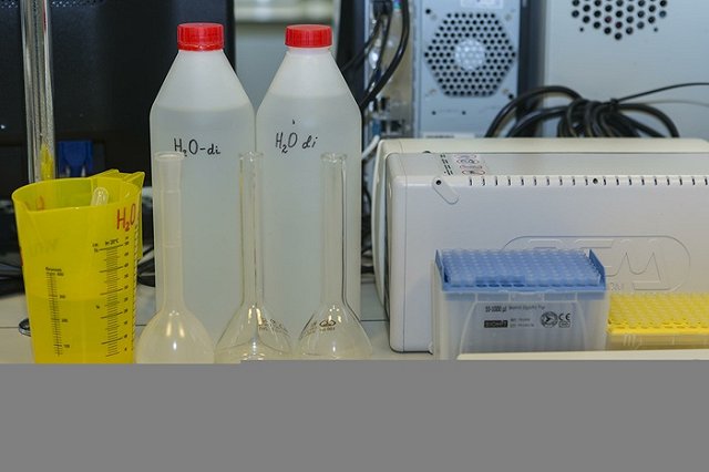 Уралец получил президентскую премию за «электронный нос» и медицинский препарат