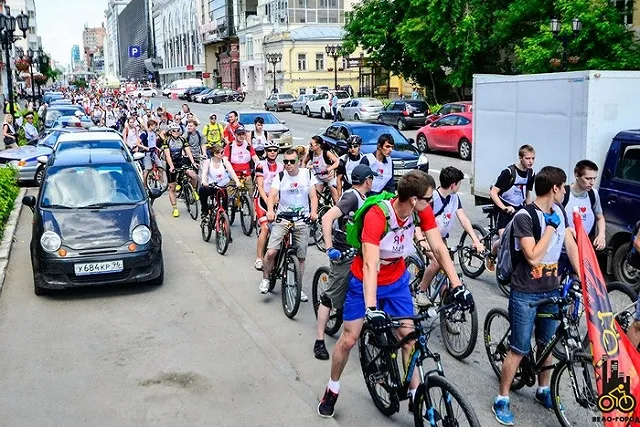 Сгоревшие руки и новые друзья. Велопробег собрал в Екатеринбурге 500 участников