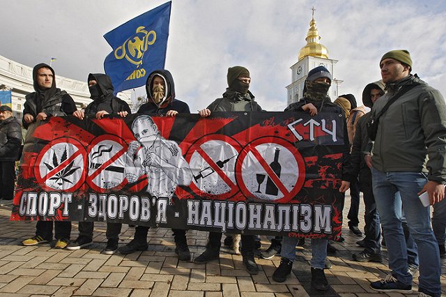 В Киеве полиция разняла сторонников и противников легализации марихуаны