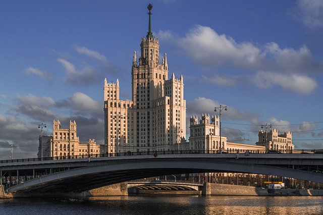 Топ-менеджер НЛМК выпал из окна в центре Москвы