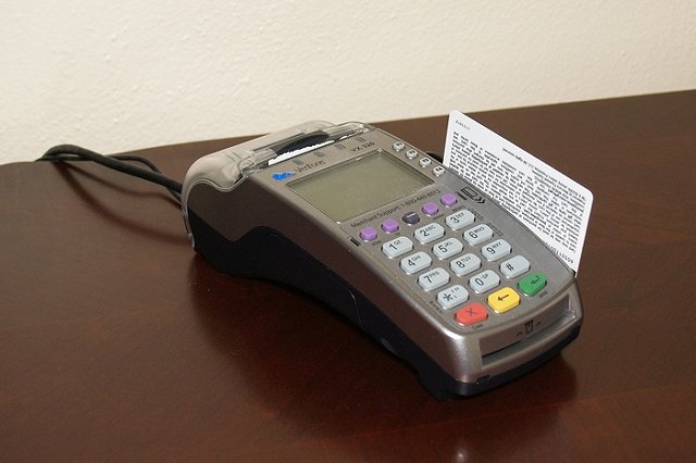 В Свердловской области женщина 3 месяца расплачивалась украденной картой