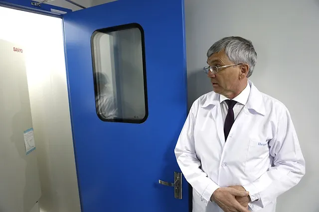 Куйвашев наградил создателя «Триазавирина» знаком отличия «За заслуги перед Свердловской областью»