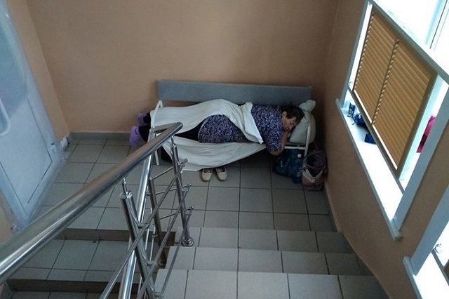 В одной из больниц Новосибирской области койки с пациентами поставили на лестнице