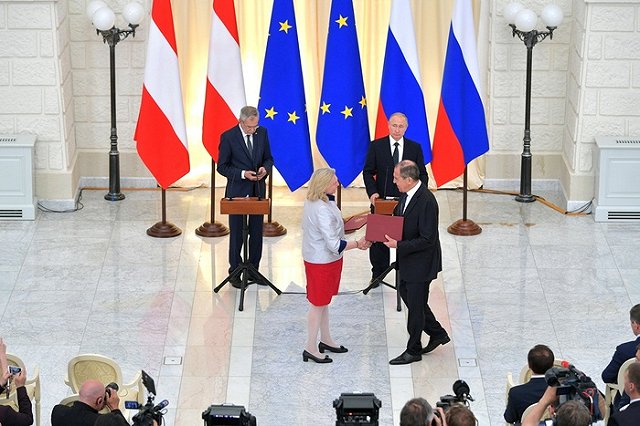 Депутаты Европарламента внесли в «черный список» экс-главу австрийского МИД Карин Кнайсль