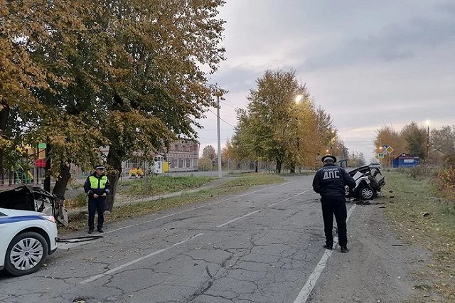 В Свердловской области пьяная компания на отечественной легковушке влетела в фонарный столб