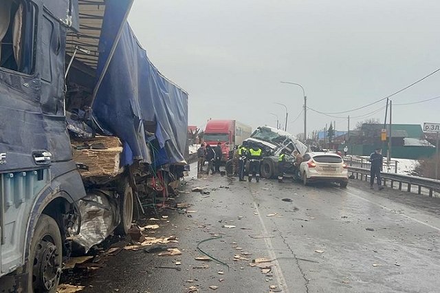 Умер водитель, пострадавший в ДТП с грузовиками на свердловской трассе