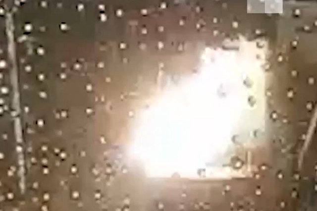 В свердловском городе молния ударила в электрическую подстанцию