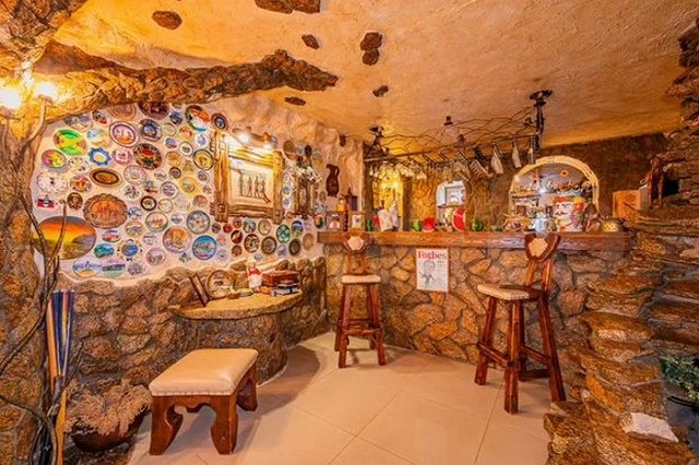 Под Екатеринбургом продают коттедж с очень необычным баром за 120 миллионов