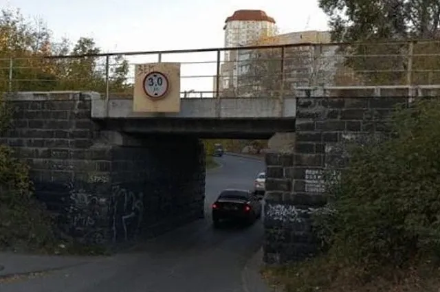 В Екатеринбурге демонтируют старый железнодорожный мост