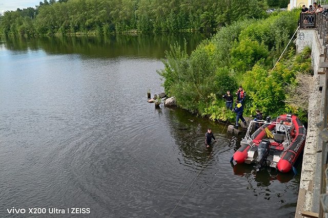 Lexus, в котором утонули три человека, подняли из пруда в Нижнем Тагиле (ФОТО)