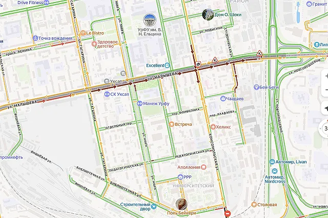 Улица Малышева в Екатеринбурге встала в большую глухую пробку