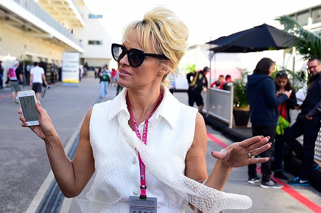 Памела Андерсон написала письмо Путину в защиту китов