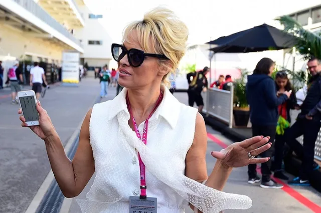 Памела Андерсон написала письмо Путину в защиту китов