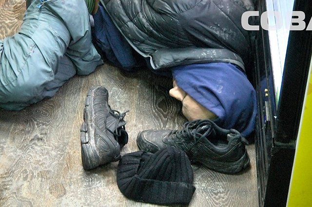 Буйный екатеринбуржец с «розочкой» просил спасти его от «черных» риелторов