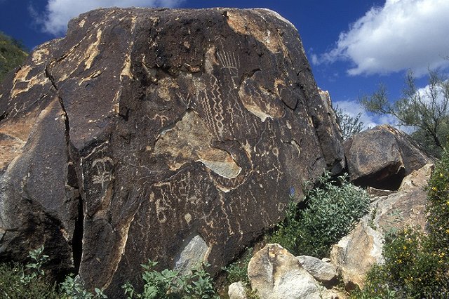 Ученые США обнаружили древние рисунки с изображением космических кораблей