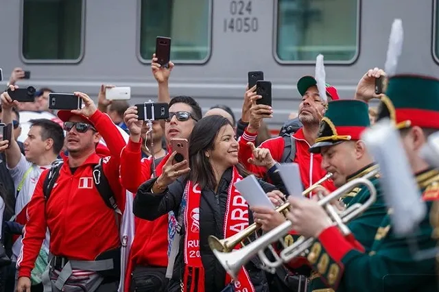 Болельщиков из Франции и Перу, прибывших в Екатеринбург, встретили горячим чаем