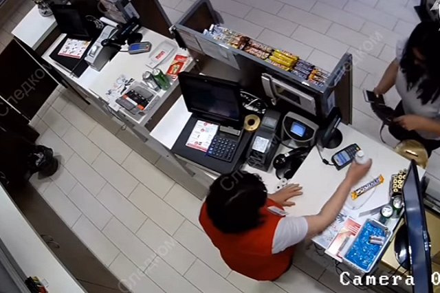 Перед убийством собственных маленьких детей мать купила им шоколадку