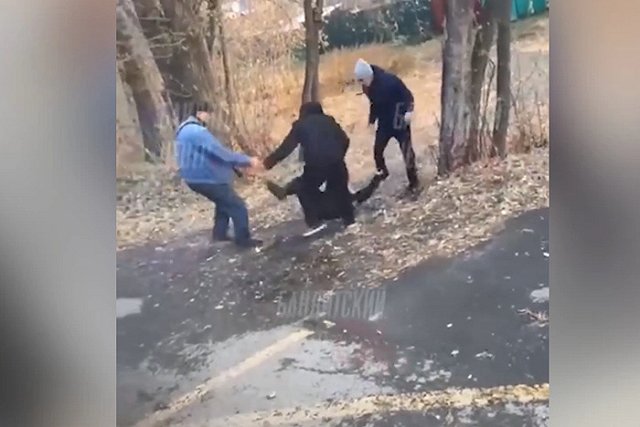 В Екатеринбурге трое мужчин избили водителя автобуса