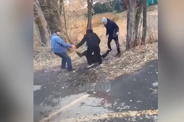 В Екатеринбурге трое мужчин избили водителя автобуса