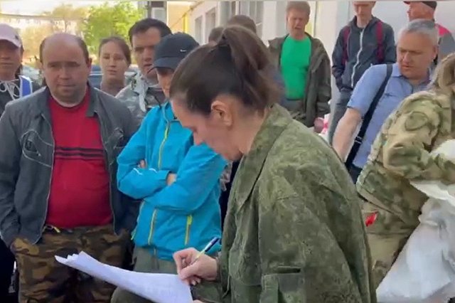 «Нас мало, одни старики»: свердловские волонтёры отправились тушить лесные пожары