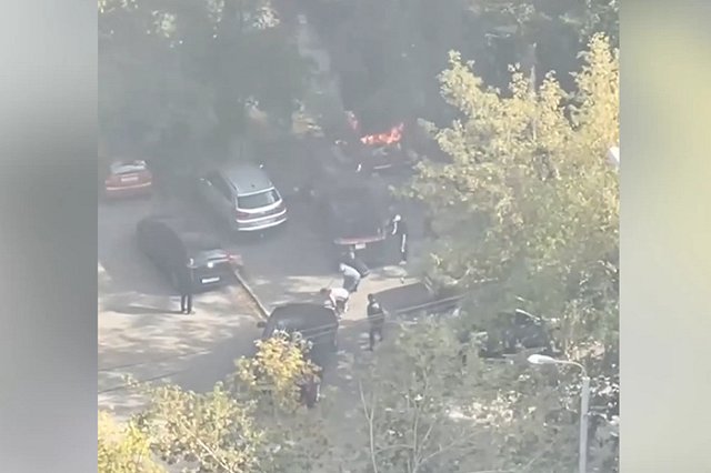 Екатеринбуржцы спасли чужие машины, едва несгоревшие в огне