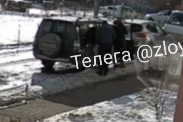 Екатеринбуржец выпал из окна, рухнув почти на головы прохожим