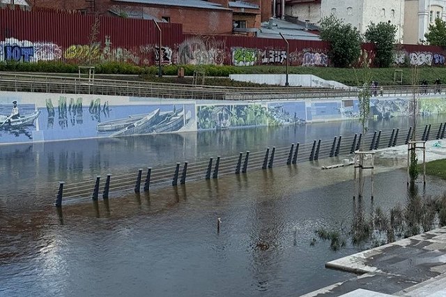 В Екатеринбурге набережная ушла под воду после мощных ливней