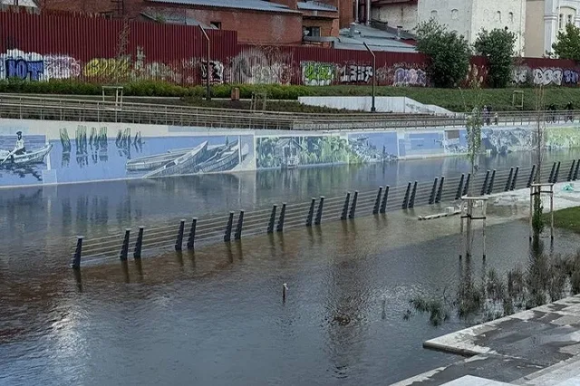 В Екатеринбурге набережная ушла под воду после мощных ливней