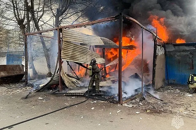 Гараж шиномонтажа на улице Зоологической горел в Екатеринбурге