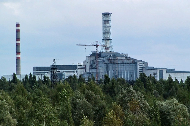 Порошенко пообещал достроить саркофаг над реактором ЧАЭС