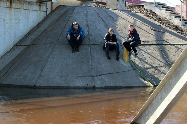 В Большом Истоке затоплен мост: школьники перебираются через него по перилам